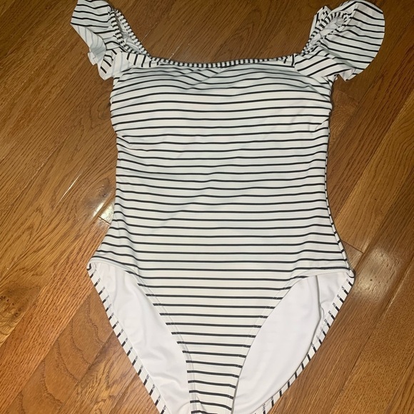 Vince Camuto Striped Ruffled Off The Shoulder One Piece Swimsuit Size 6 - Picture 13 of 14